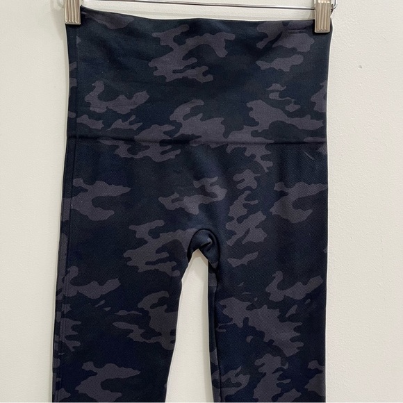 Spanx Look at Me Now Seamless Cropped Leggings Black Gray Camo Size Small - Picture 4 of 14